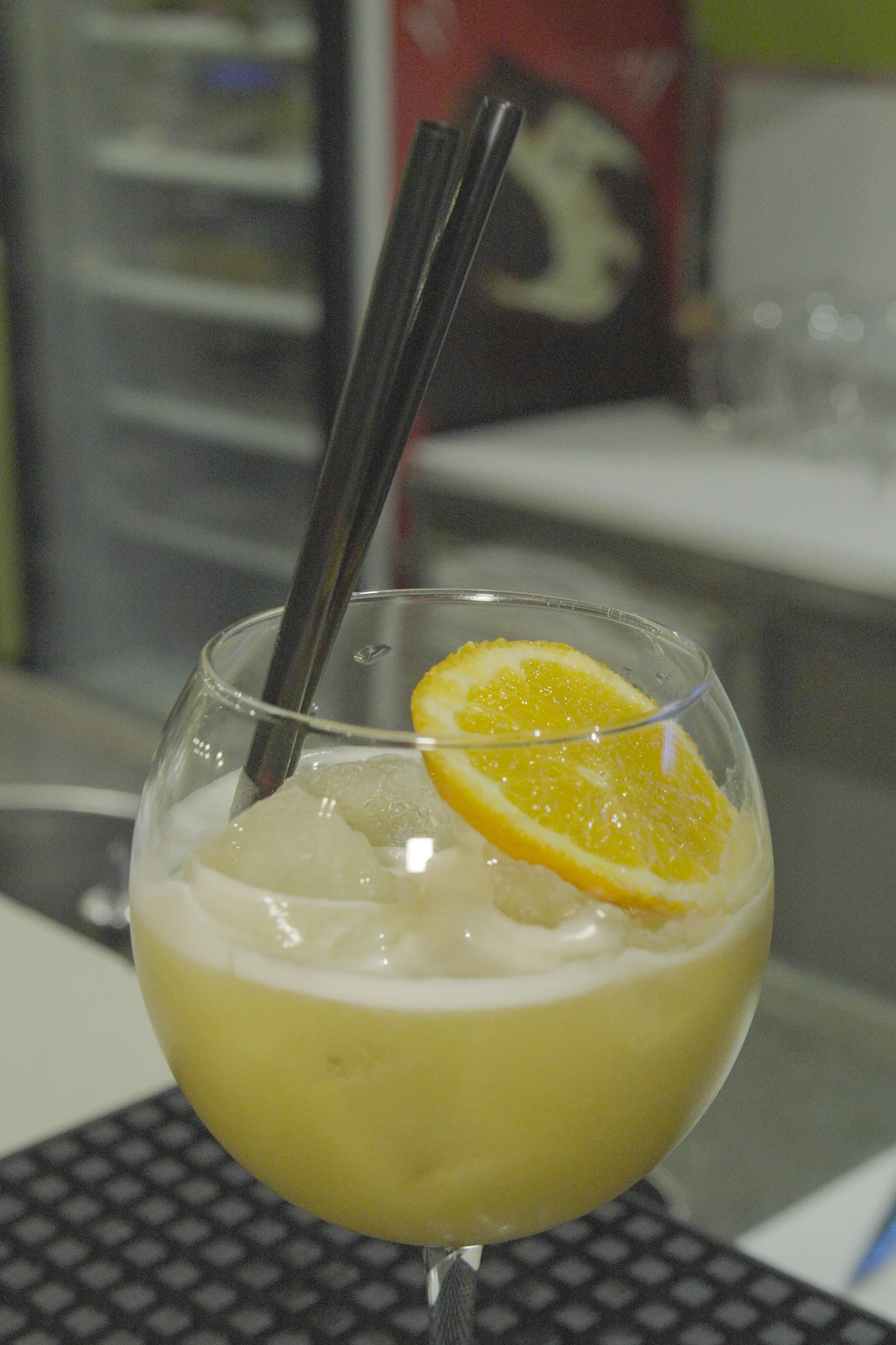 Cocktail con guarnizione al bar