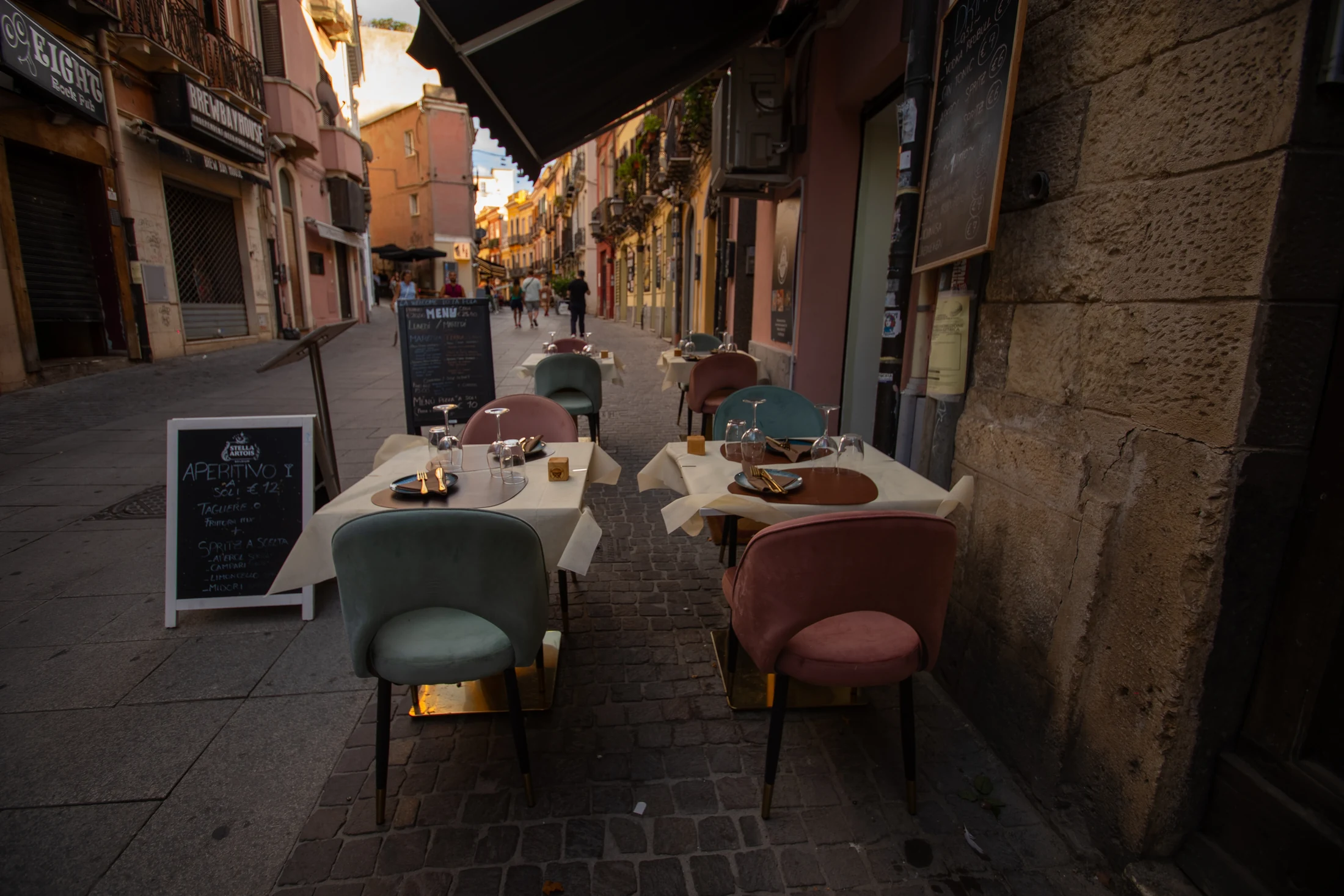 Tavoli all’aperto nel centro di Cagliari