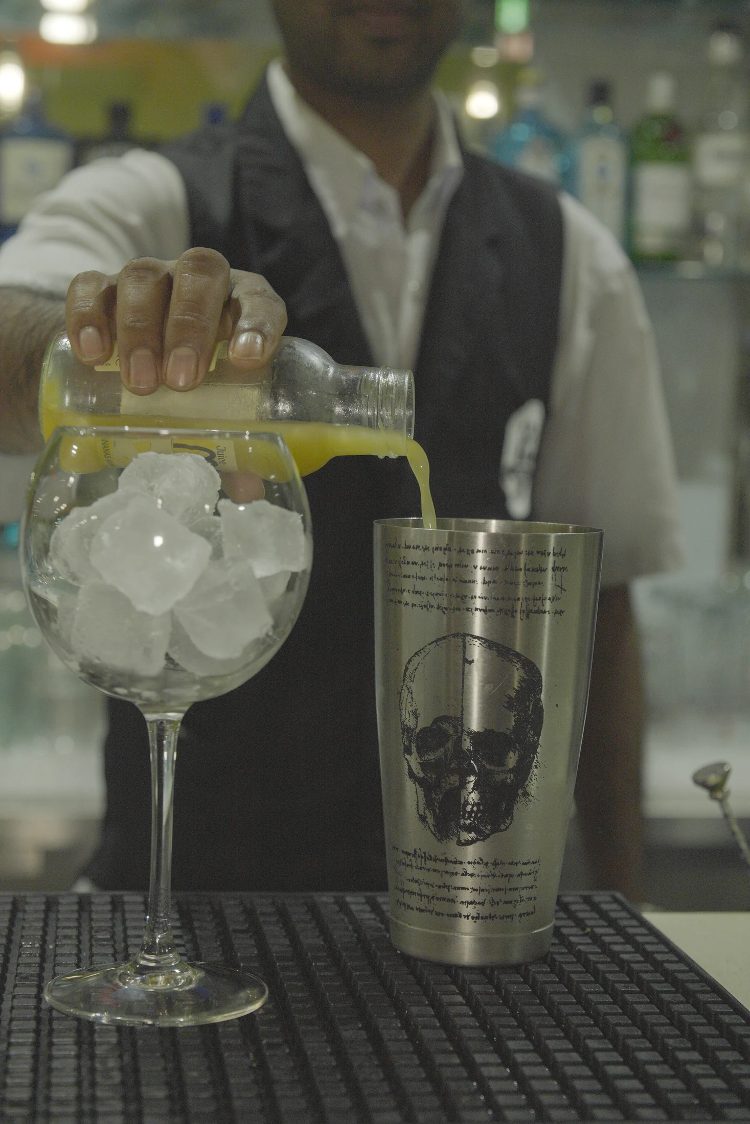 Preparazione di un cocktail al bancone