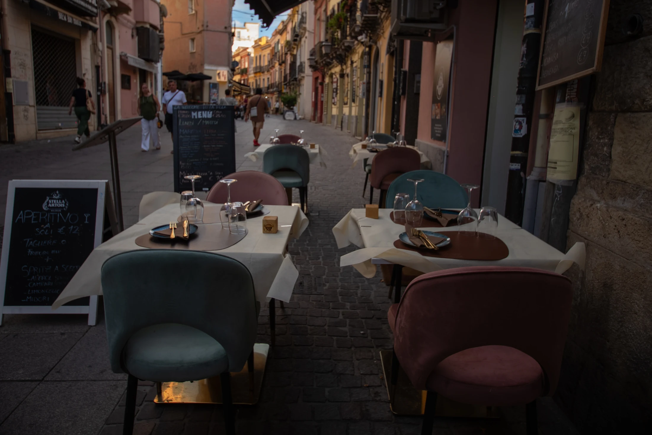 I tavoli esterni lungo la via
